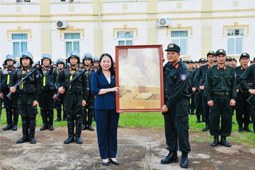 Phó Chủ tịch nước Võ Thị Ánh Xuân thăm và làm việc tại Trung đoàn CSCĐ Tây Nguyên