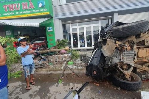 Cà Mau: Có nồng độ cồn, lái xe 7 chỗ lao vào nhà dân làm 2 người thương vong