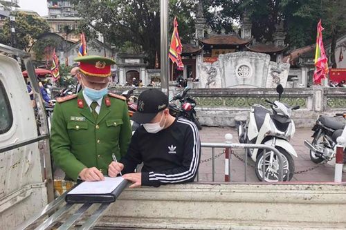 Hà Nội: Xử lý nghiêm phương tiện lấn chiếm lòng đường, vỉa hè