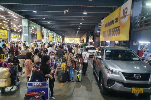 Tăng cường 'dẹp loạn taxi' tại sân bay Tân Sơn Nhất