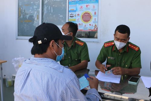 Theo chân CSGT kiểm tra ma túy tài xế xe container