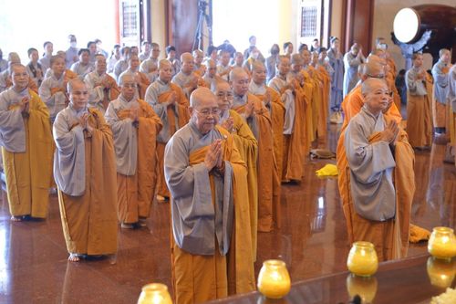 An vị bia tưởng niệm đồng bào qua đời vì dịch COVID-19