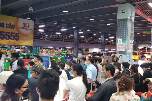 TPHCM: Tăng tuyến xe buýt để 'giải cứu' ùn tắc trong sân bay