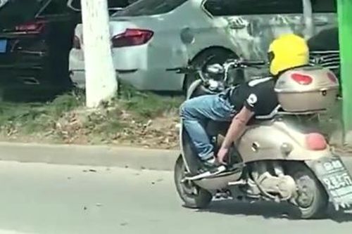 Nam thanh niên 'nằm ườn' điều khiển xe máy trên đường