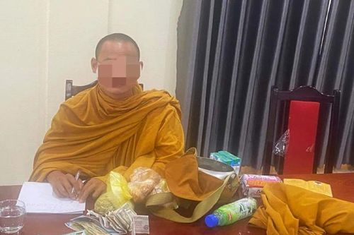 Nam thanh niên giả sư đi khất thực để trục lợi