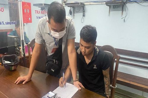 Hai anh em họ không đội mũ bảo hiểm, đâm xe vào lực lượng 911