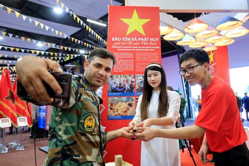 Bạn bè quốc tế trải nghiệm không gian văn hóa Việt Nam tại Army Games