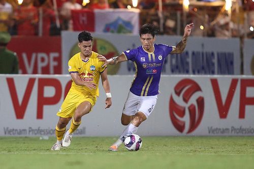 Cựu còi vàng Dương Mạnh Hùng: Văn Hậu thúc chỏ Văn Thanh, trọng tài bỏ qua thì phải phạt nguội!