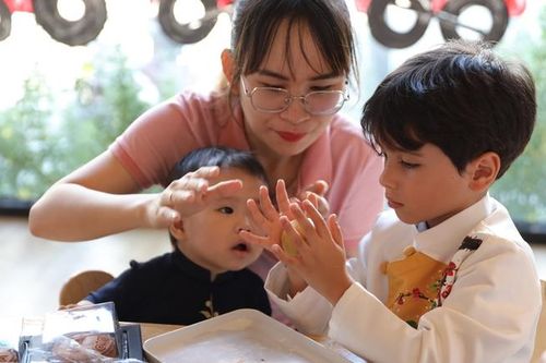 Nữ doanh nhân mang trọn bộ nguyên liệu làm bánh Trung thu đến tận nhà khách hàng