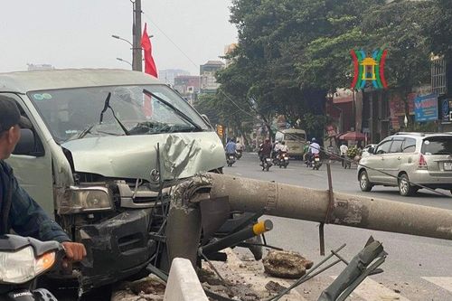 Ô tô mất lái húc đổ cột điện trên đường Giải Phóng