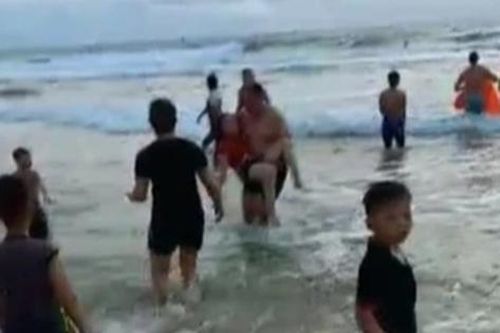 Người đàn ông qua đời sau khi dũng cảm bơi ra biển cứu 5 người