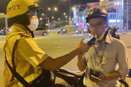 Bị CSGT phạt nặng vì nồng độ cồn, tài xế nói 'không thể không nhậu'