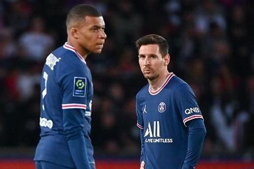 Rooney: 'Chưa thấy cầu thủ 23 tuổi nào dám huých vai Messi'