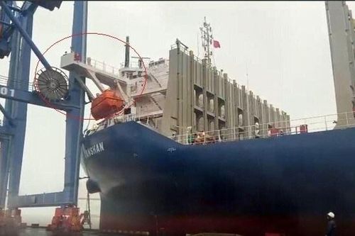 Bắt giữ tàu biển đâm hỏng cần cẩu dàn ở cảng Đình Vũ