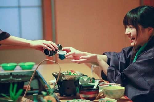 Lý do Nhật Bản muốn giới trẻ uống nhiều bia rượu hơn