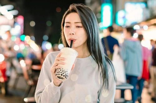 Chi tiền cho ly trà sữa gần 100.000 đồng là bình thường