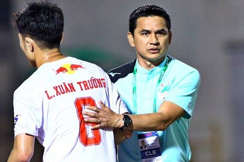 HLV Kiatisuk nói gì khi HAGL chịu 2 quả phạt đền