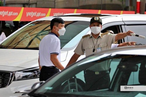 Tp.HCM: Tăng xe buýt để 'giải cứu' ùn tắc trong sân bay Tân Sơn Nhất
