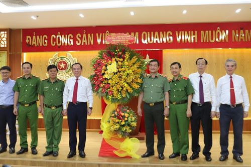 Công an TP.Hồ Chí Minh lớn mạnh cùng Thành phố Anh hùng!