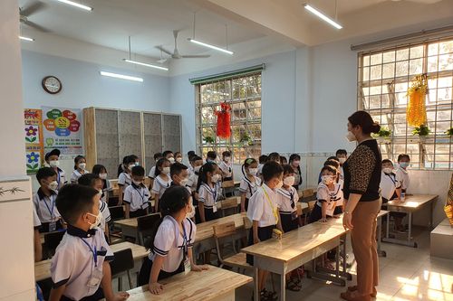 TPHCM: Phụ huynh than phiền nhà vệ sinh dơ bẩn, các loại phí đầu năm học quá lớn
