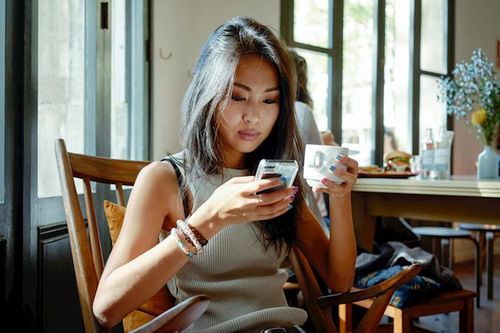 Cô gái từ chối lời yêu của chàng giám đốc và 3 cách nhận biết độ thật lòng của đàn ông qua tin nhắn