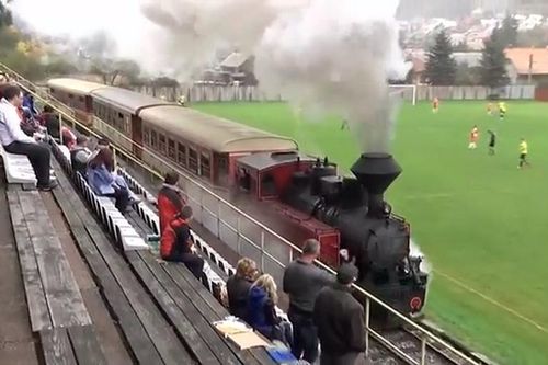 Sân bóng đá có tàu hỏa chạy qua độc lạ nhất thế giới