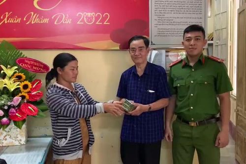 Cụ ông đánh mất 100 triệu đồng khi đang đi gửi ngân hàng bất ngờ nhận lại tài sản