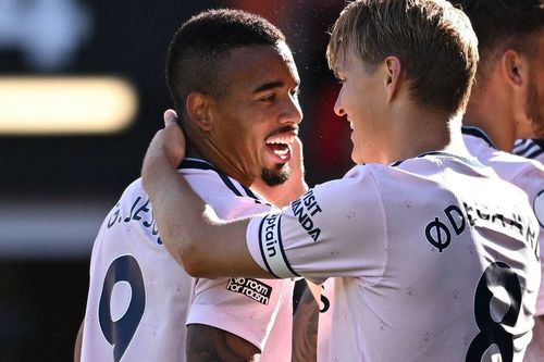 Arsenal chiếm ngôi đầu Ngoại hạng Anh