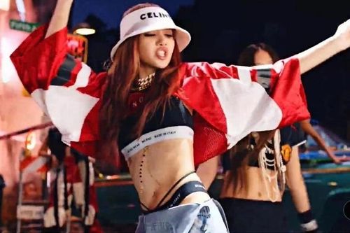 Mốt lộ nội y của Lisa