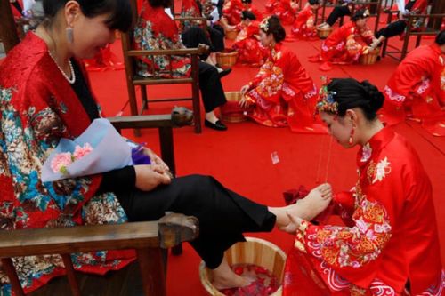 Hình ảnh hàng chục cô con dâu quỳ gối, rửa chân cho mẹ chồng