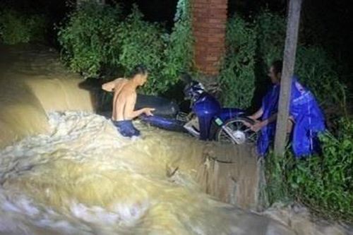 Theo mẹ đi rẫy, bé trai 7 tuổi bị nước lũ cuốn trôi 2 km