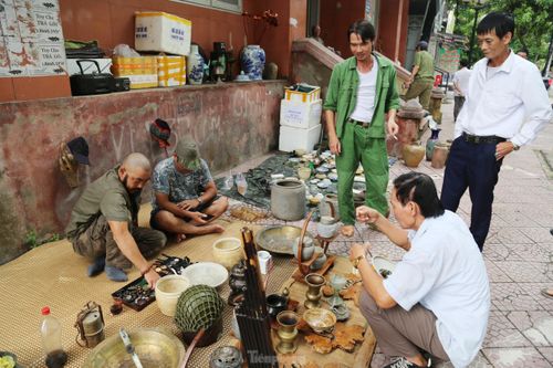 Chiêm ngưỡng hàng trăm món đồ cổ ở khu chợ 'có 1 không 2' tại thành phố Vinh