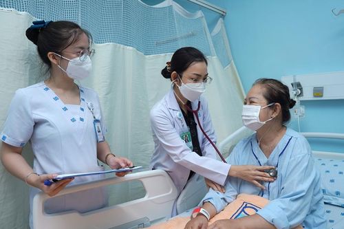 Số ca Covid-19 nặng gia tăng, cần làm gì để bảo vệ người cao tuổi?