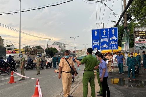Kiểm sát hiện trường xe đầu kéo cán chết người rồi bỏ chạy