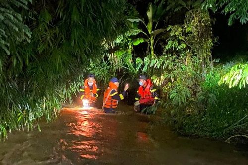 Hai mẹ con bị nước cuốn trên đường đi rẫy về, bé trai 7 tuổi tử vong