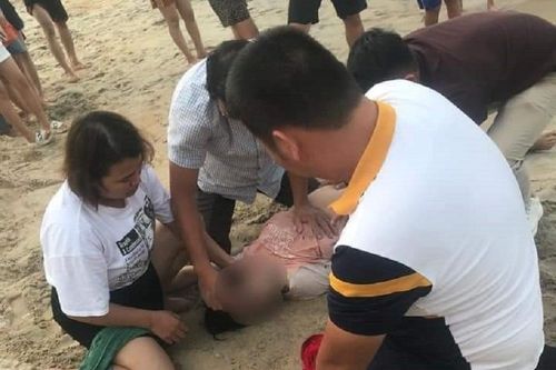 7 người hợp lực kịp thời cứu cô gái bị đuối nước ở biển Cửa Tùng