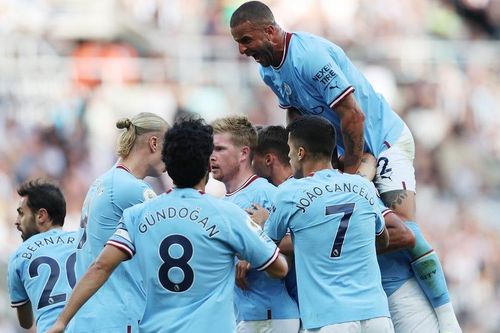 Thoát thua khó tin, Man City vẫn mất ngôi đầu vào tay Arsenal