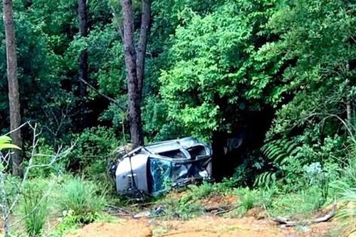 Cắm trại ở nghĩa trang, cặp đôi trong ô tô lao xuống vực sâu do gạt trúng phanh tay