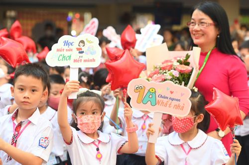 Học sinh lớp 1 háo hức tựu trường