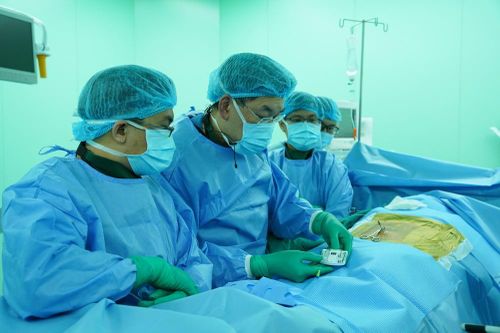 Dùng xung điện để điều trị đau cho người bệnh
