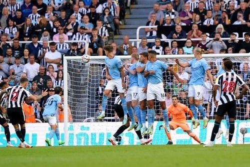 Haaland và De Bruyne cùng tỏa sáng, Man City may mắn thoát thua trước Newcastle