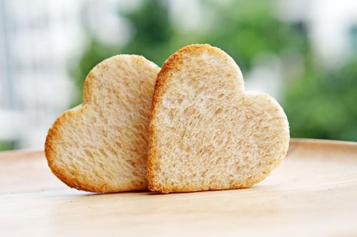 Cách phụ nữ khôn ngoan lựa chọn: Tình yêu hay bánh mì?