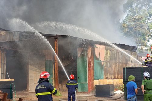 Hà Nội: Toàn cảnh vụ cháy ở xí nghiệp hóa phẩm dầu, lực lượng chức năng đang nỗ lực khống chế ngọn lửa
