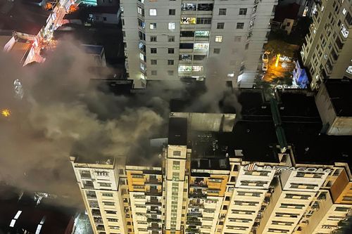 Chung cư ở Hà Nội bốc cháy và cuộc giải cứu 15 người mắc kẹt