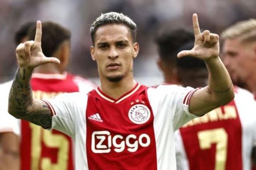Antony cổ vũ Man United thi đấu trong thời gian bỏ tập