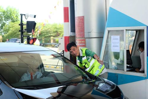 Hướng phân xử khi tài xế tông hỏng barie trạm thu phí không dừng