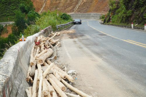 Yêu cầu khắc phục tình trạng mất an toàn trên Quốc lộ 49 sau tai nạn thảm khốc làm 4 người chết
