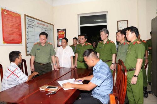 Điều tra nguyên nhân người đàn ông dùng mìn hủy hoại ô tô của người khác