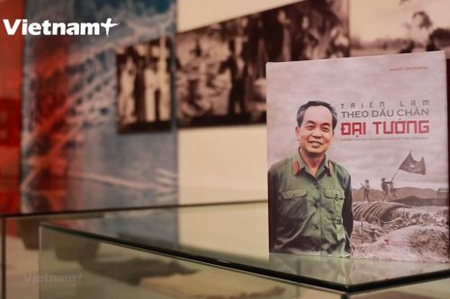 Ra mắt cuốn sách: Ảnh-thơ song ngữ về Đại tướng Võ Nguyên Giáp