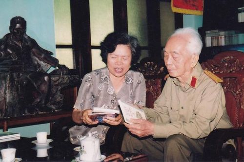Nữ nhà thơ ra mắt sách nhân kỉ niệm 111 năm ngày sinh Đại tướng Võ Nguyên Giáp